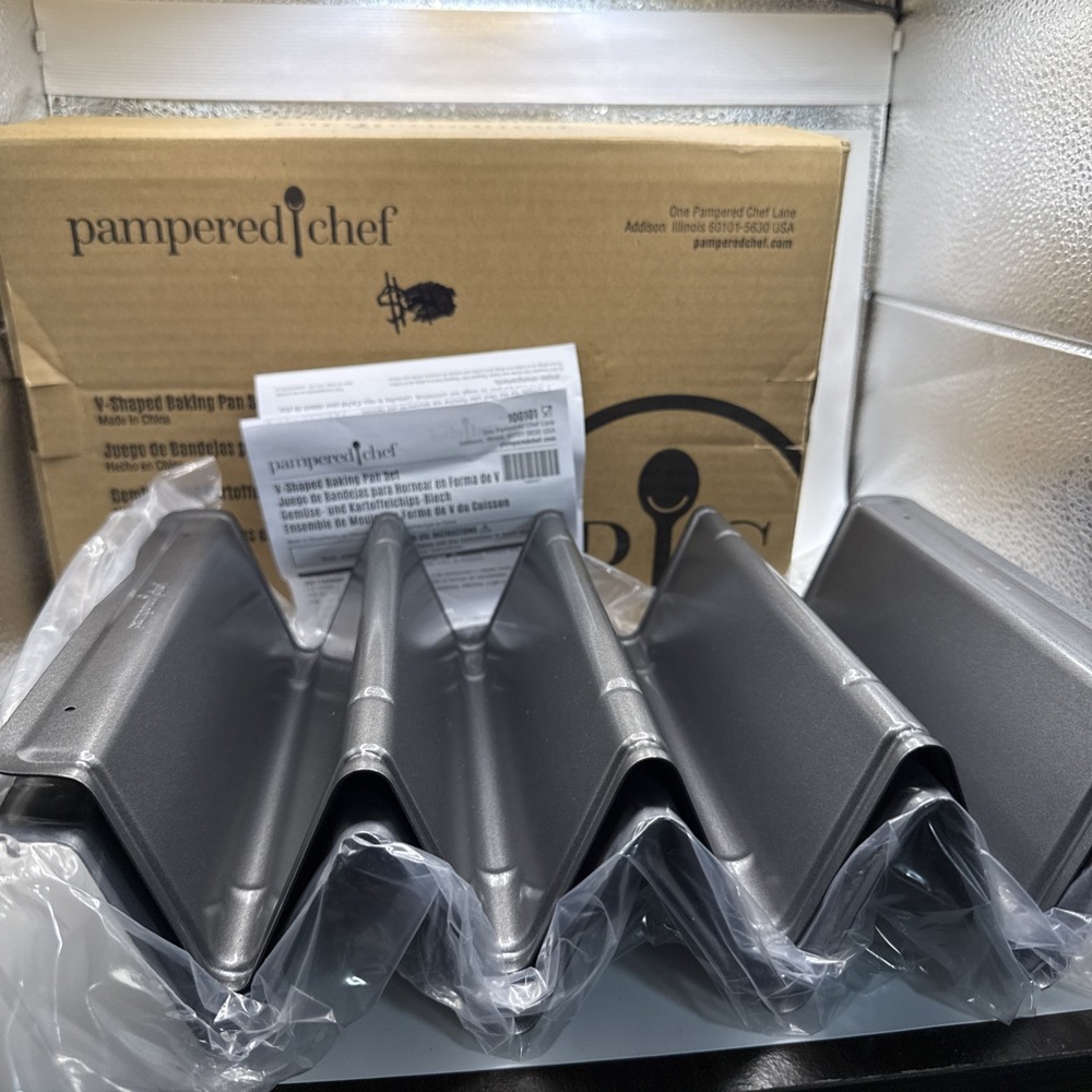 Pampered Chef #100101 New In  Box Set Of 2 V Shaped Baking Pan Set